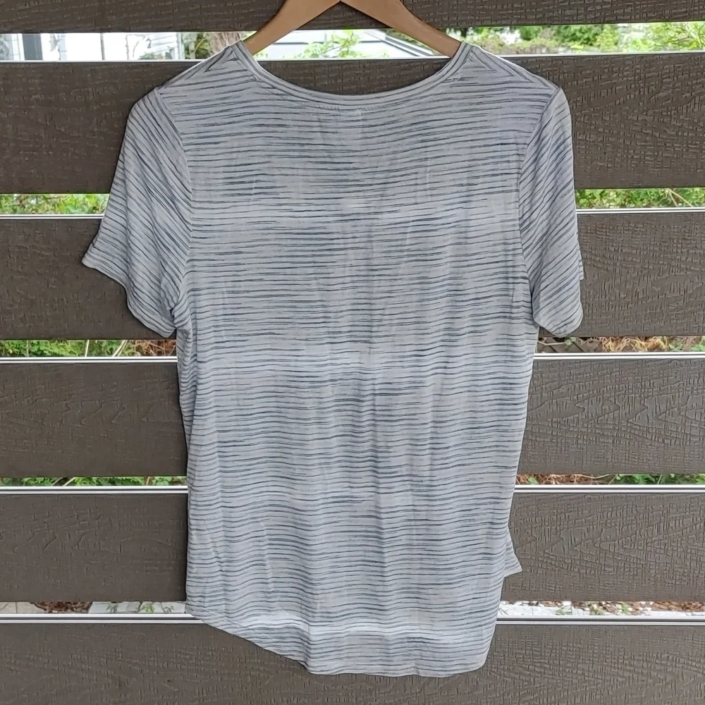 Set‎ of 2 Old Navy tee-shirt Size Medium - Picture 9 of 10